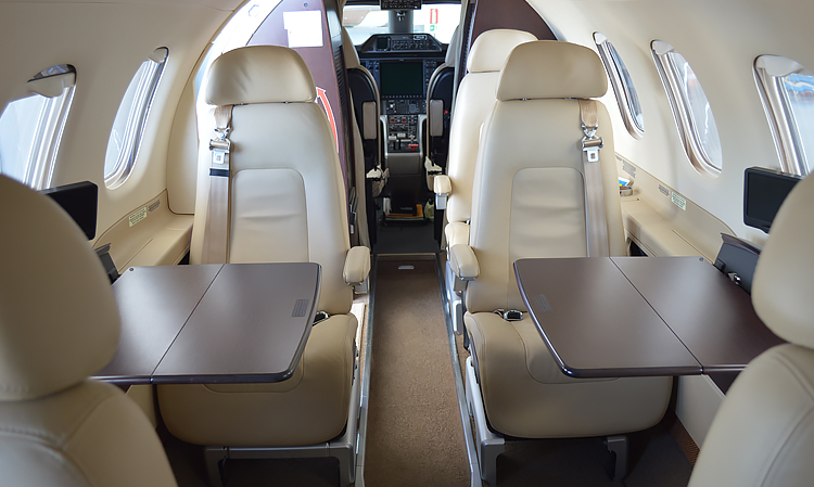 Configuración interior del Phenom 100, un avión ligero disponible para alquiler