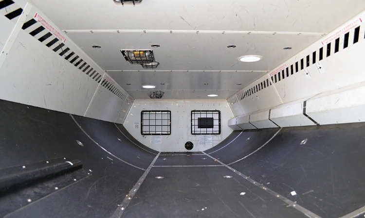 Embraer 195: cargo transportation compartment