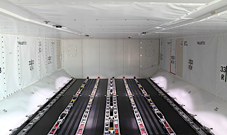 Boeing 787-9 lower deck cargo compartment