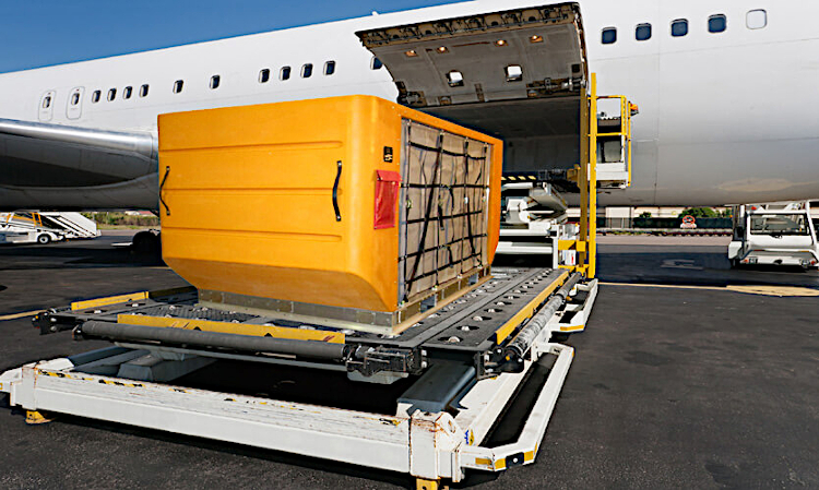 Proceso de carga en compartimento inferior Boeing 767-300 ER