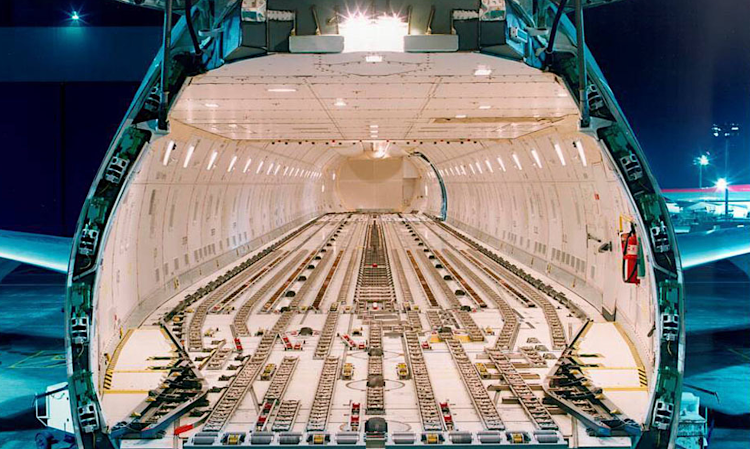 Boeing 747-400 ERF main cargo compartment
